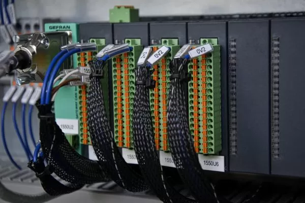 Controllori di potenza avanzati per impianto di estrusione 150 MN: precisione, affidabilit&agrave; e scalabilit&agrave;