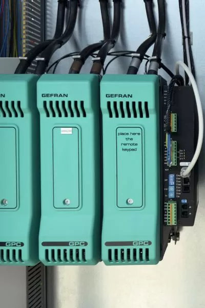 Controllori di potenza avanzati per impianto di estrusione 150 MN: precisione, affidabilit&agrave; e scalabilit&agrave;